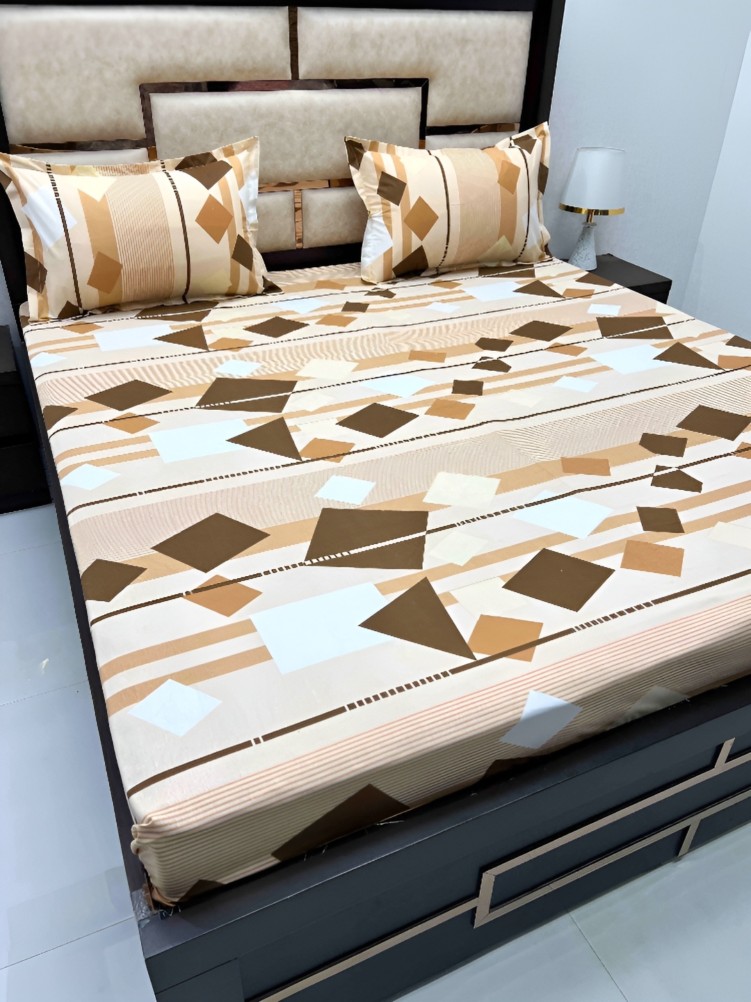 

Pure Decor Brown & White Geometric 350 TC Cotton King Bedsheet with 2 Pillow Covers