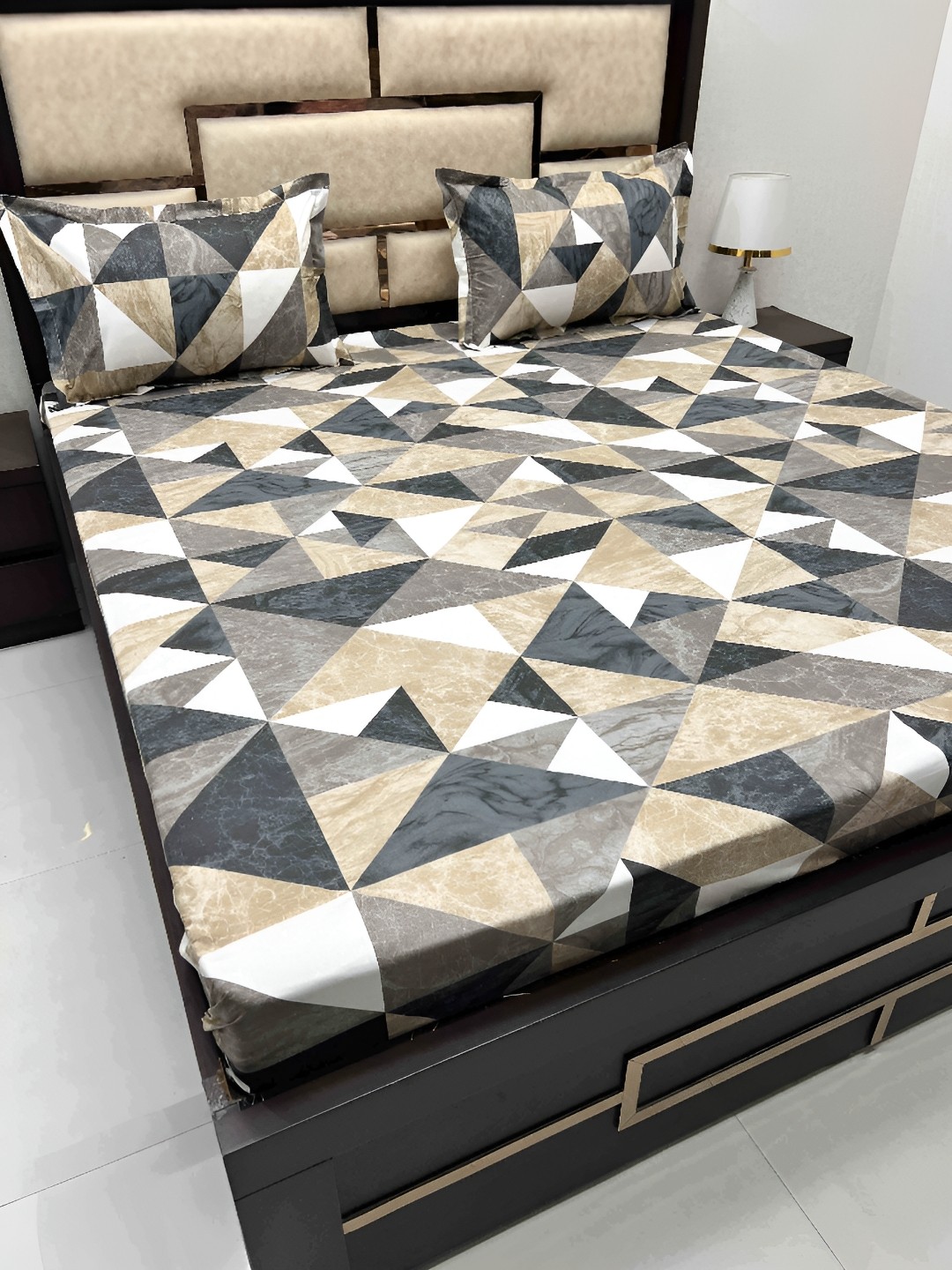 

Pure Decor White & Brown Geometric 350 TC Cotton King Bedsheet with 2 Pillow Covers