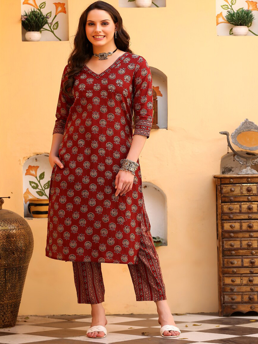 

DECKEDUP Women Floral Printed Regular Straight Kurta With Trousers, Maroon