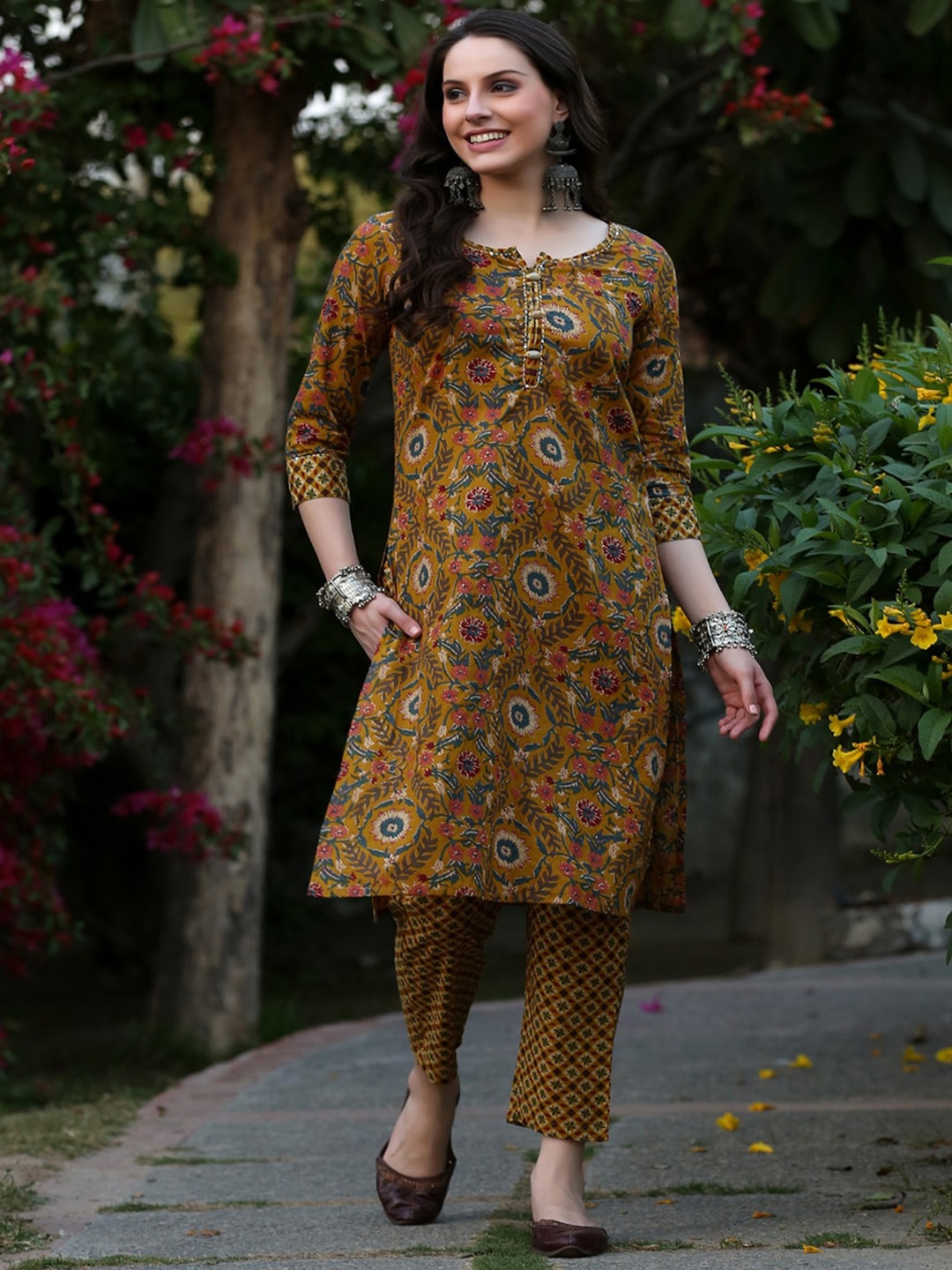 

DECKEDUP Floral Printed Regular Straight Kurta With Trousers, Mustard