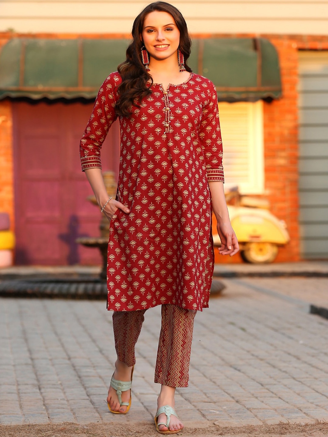 

DECKEDUP Floral Printed Regular Sequinned Straight Kurta With Trousers, Red
