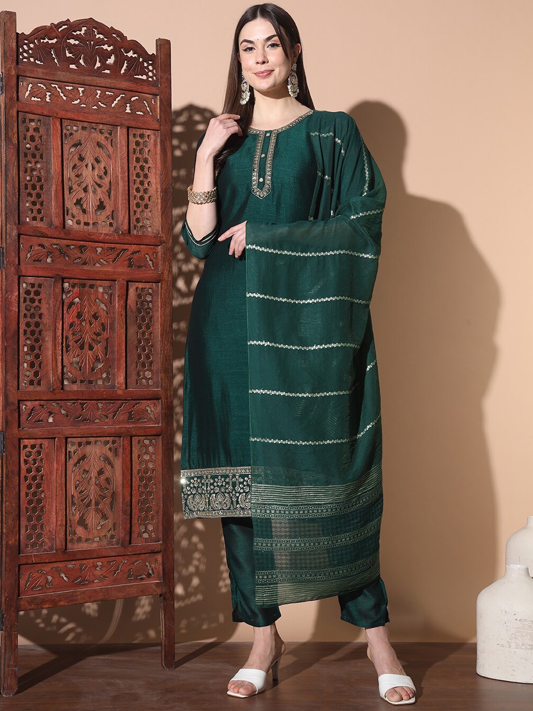 

BAESD Embroidered Yoke design Round Neck Straight Kurta with Pyjamas & Dupatta, Green