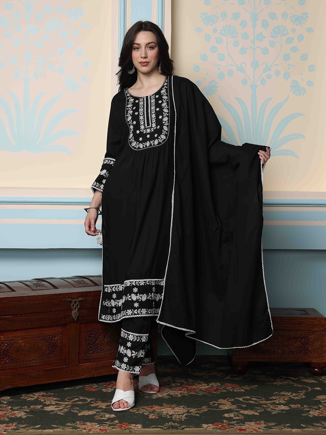 Ishin Floral Round Neck Three-Quarter Sleeves Kurta with Trousers
