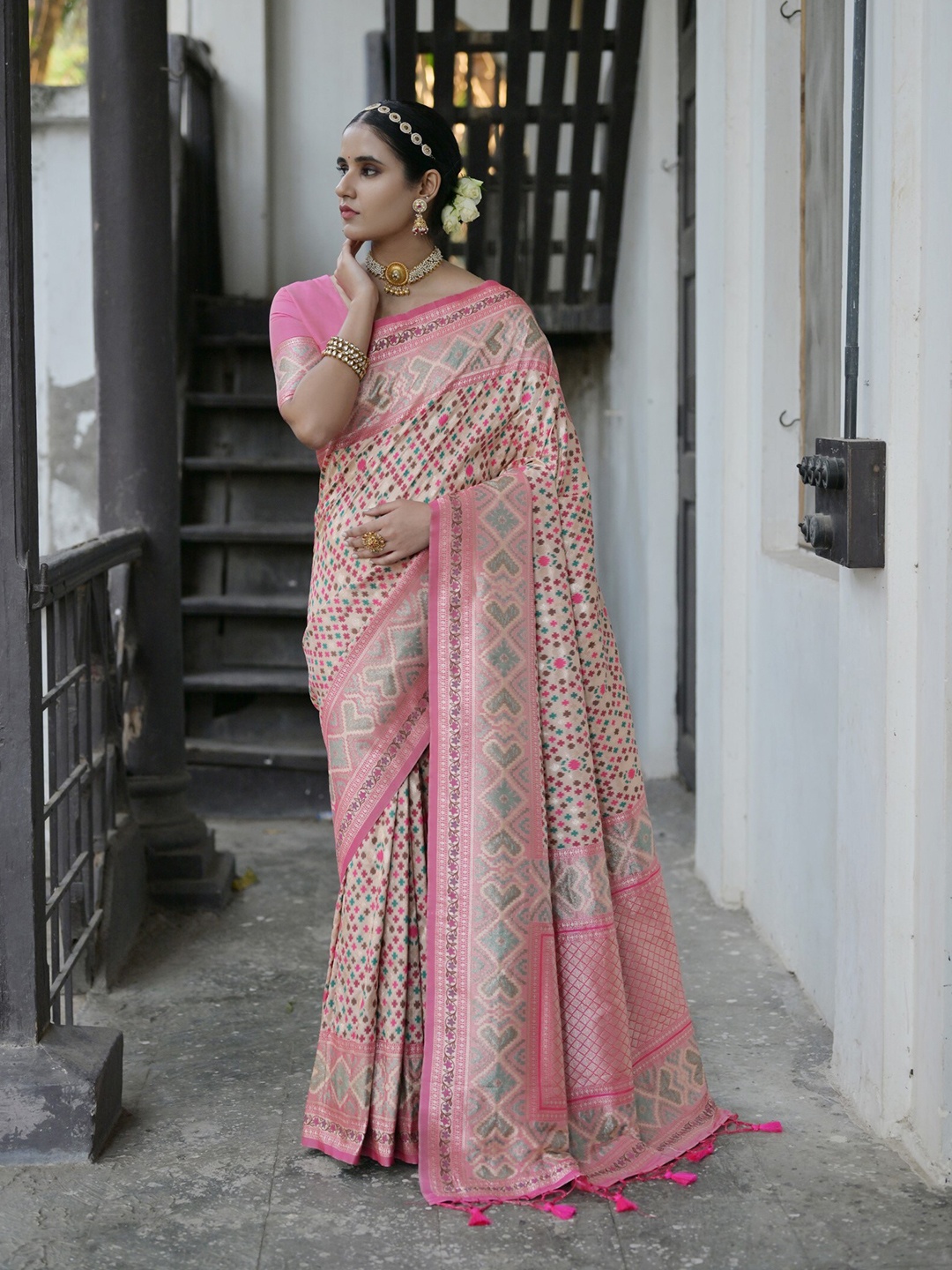 

VISHNU WEAVES Zari Pure Silk Patola Saree, Beige