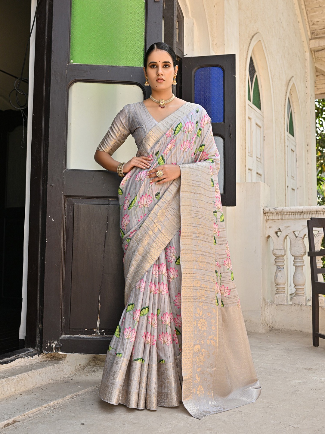 

VISHNU WEAVES Floral Printed Zari Banarasi Saree, Grey