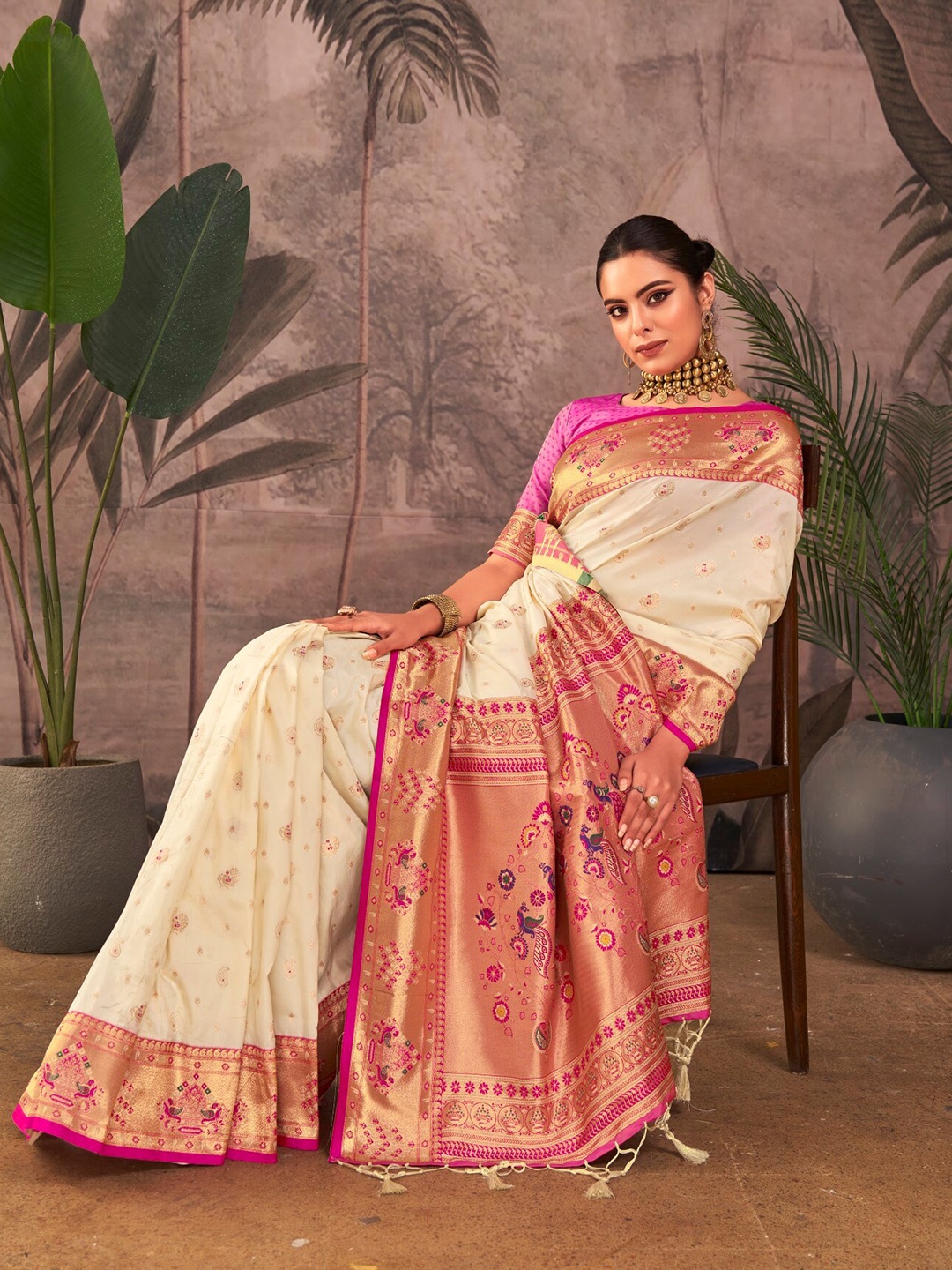 

VISHNU WEAVES Ethnic Motifs Zari Pure Silk Paithani Saree, White