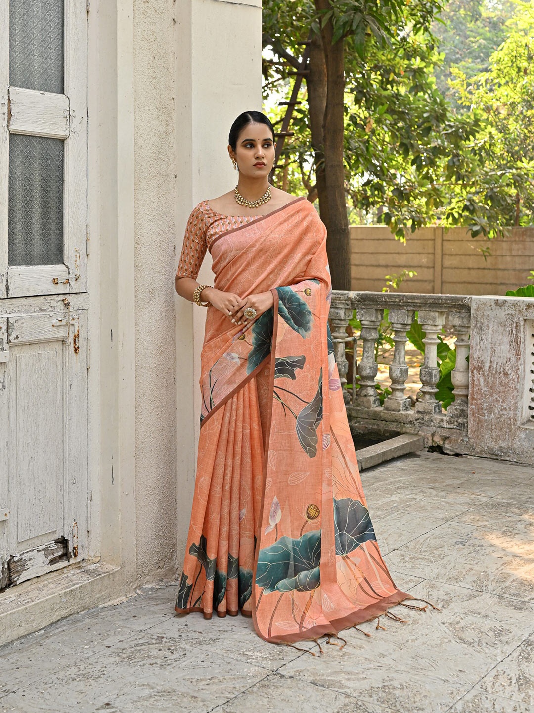 

VISHNU WEAVES Floral Printed Silk Cotton Saree, Orange