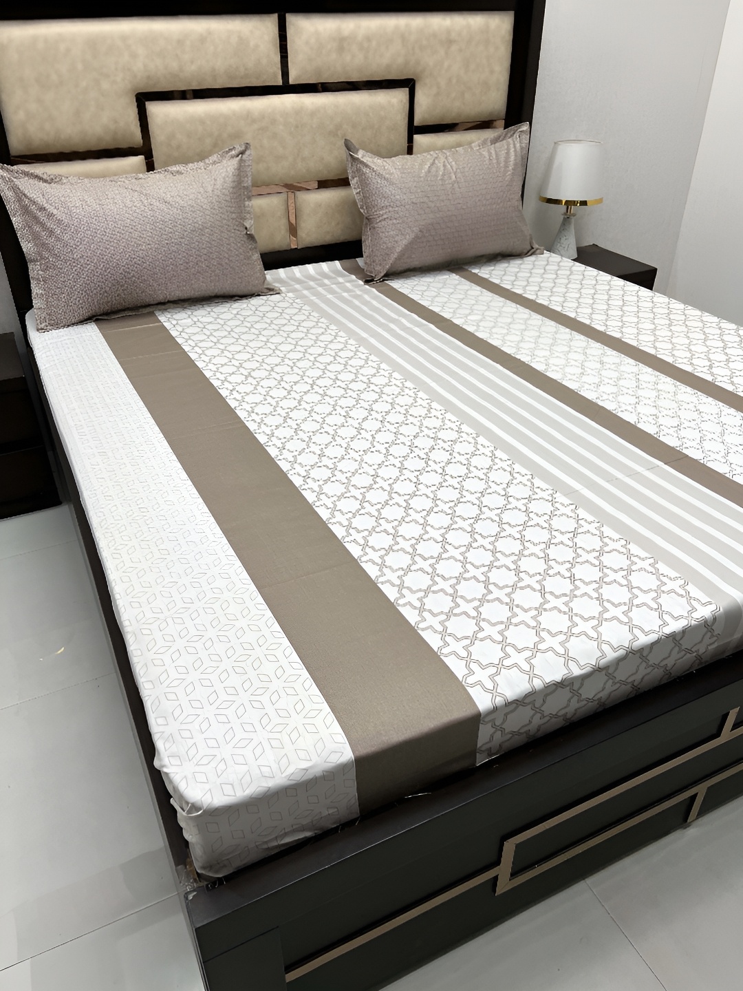 

Pure Decor White & Brown Ethnic Motifs King Bedsheet with 2 Pillow Covers