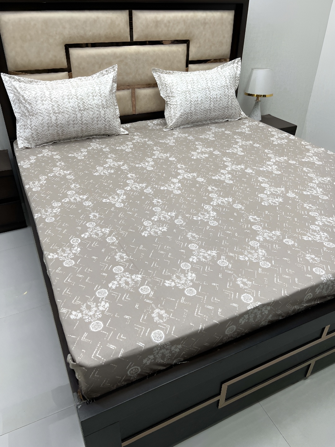 

Pure Decor Brown & White Floral King Bedsheet with 2 Pillow Covers