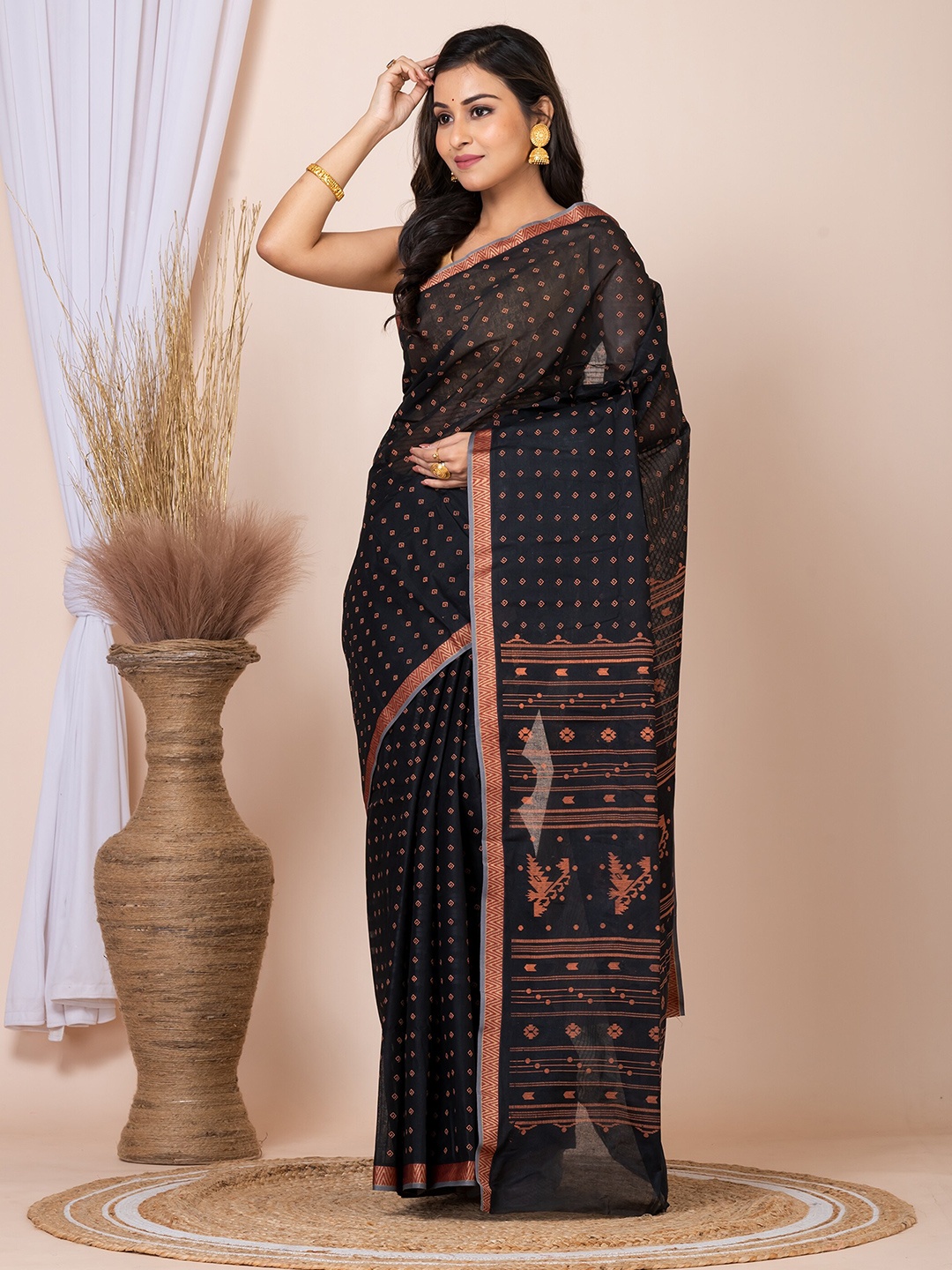 

HOUSE OF ARLI Ethnic Motifs Printed Pure Cotton Taant Saree, Black