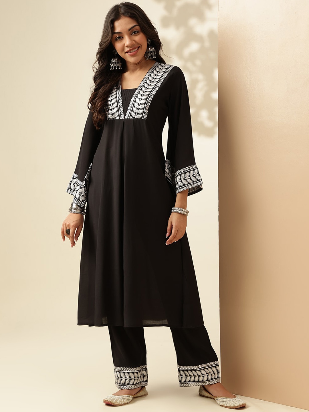 

Anouk Regular Thread Work Chanderi Silk V-Neck Pakistani Style Kurta With Palazzo, Black