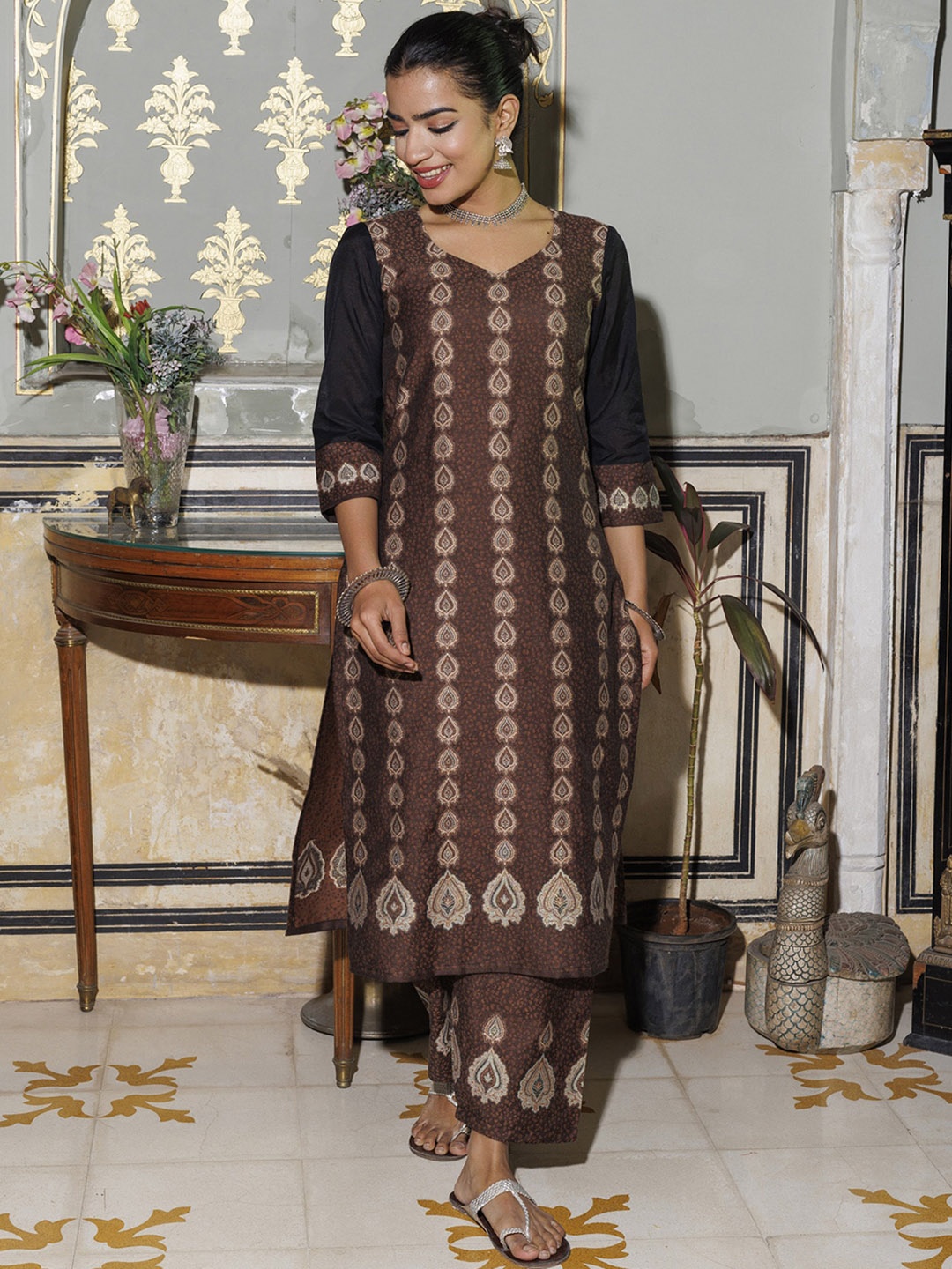 

KIDAR Ethnic Motifs Printed V Neck Regular Kurta With Trouser, Coffee brown