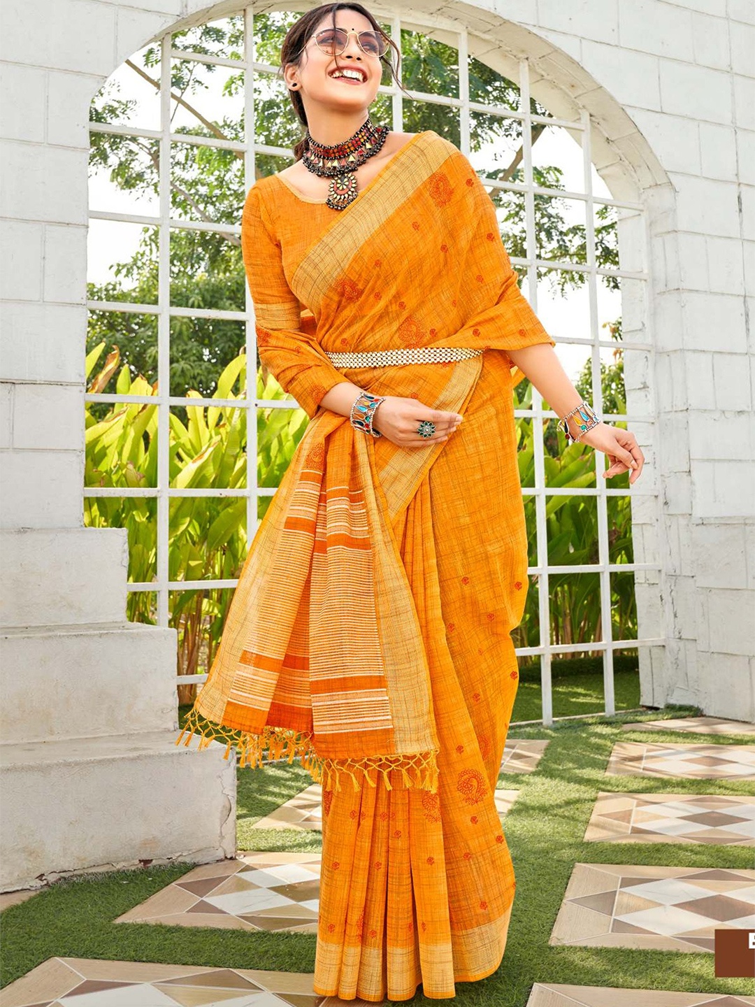 

VIRICA Floral Printed Sambalpuri Saree, Yellow