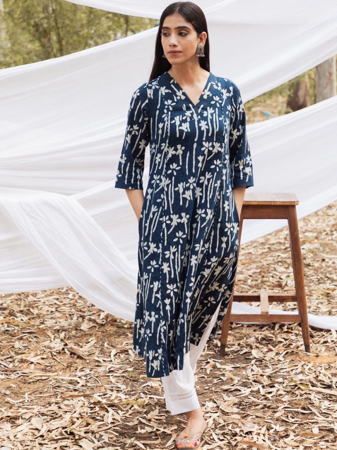 

Mera Rang Floral Printed V Neck Straight Cotton Kurta, Blue