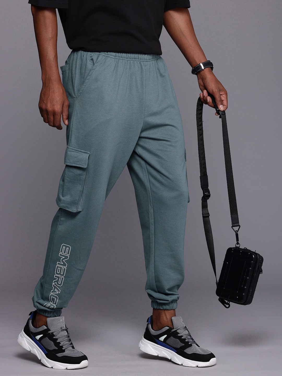 

HRX by Hrithik Roshan Typography Printed Anti Odour Cargo Joggers, Grey