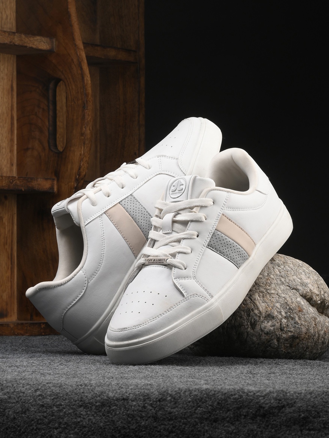 

OFF LIMITS Men Colourblocked Lace Up Sneakers, Off white