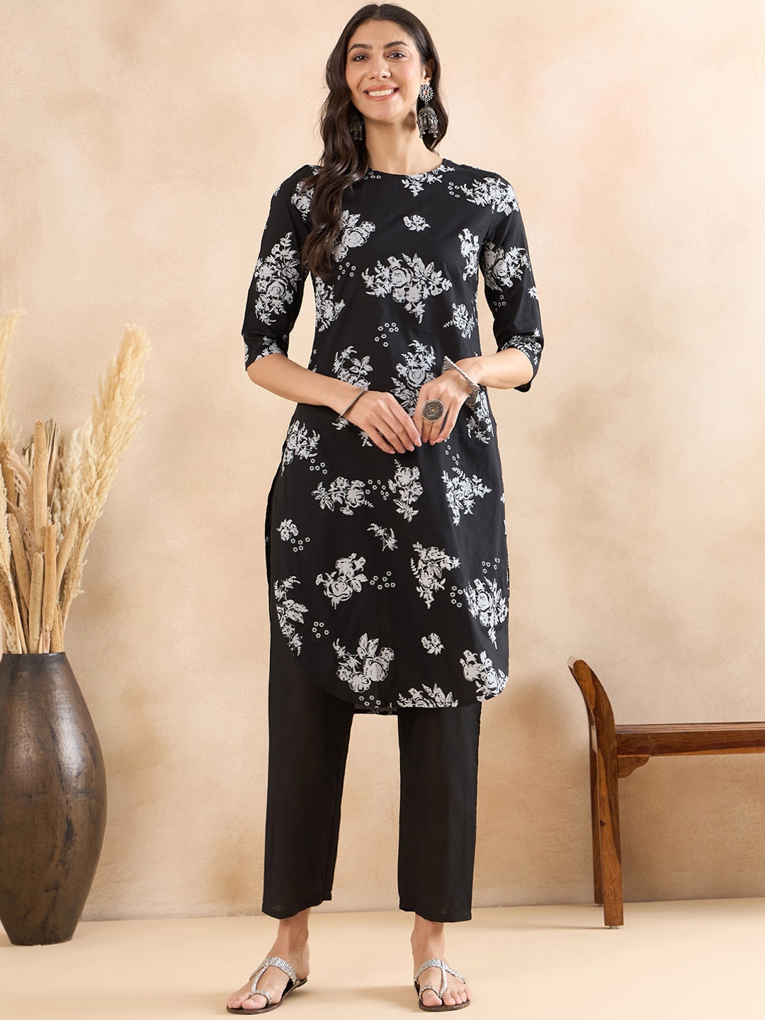 

Anouk Black Floral Printed Round Neck Regular Pure Cotton Kurta With Trousers