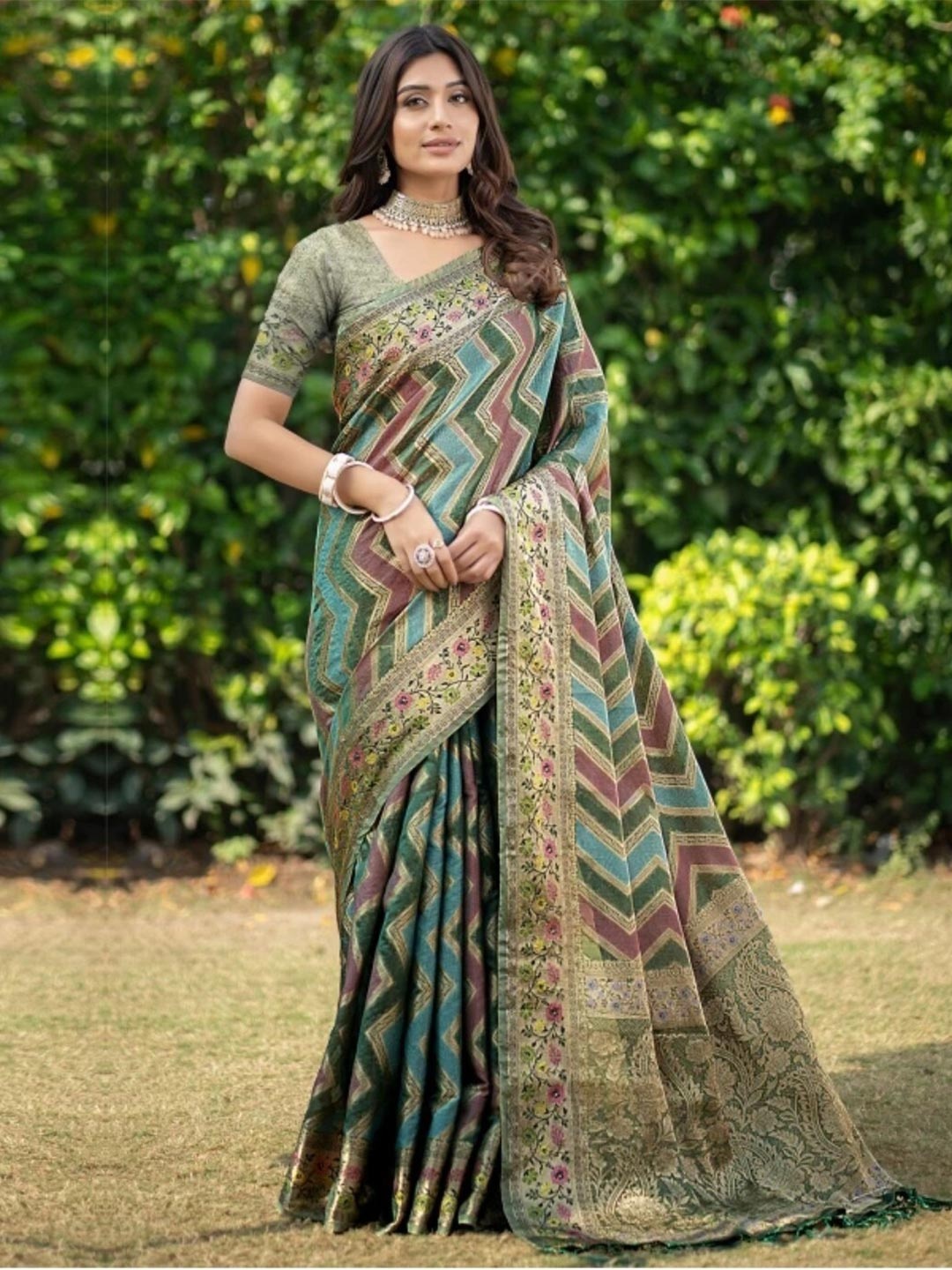 

K 5 Fashion Geometric Woven Design Zari Organza Saree, Green