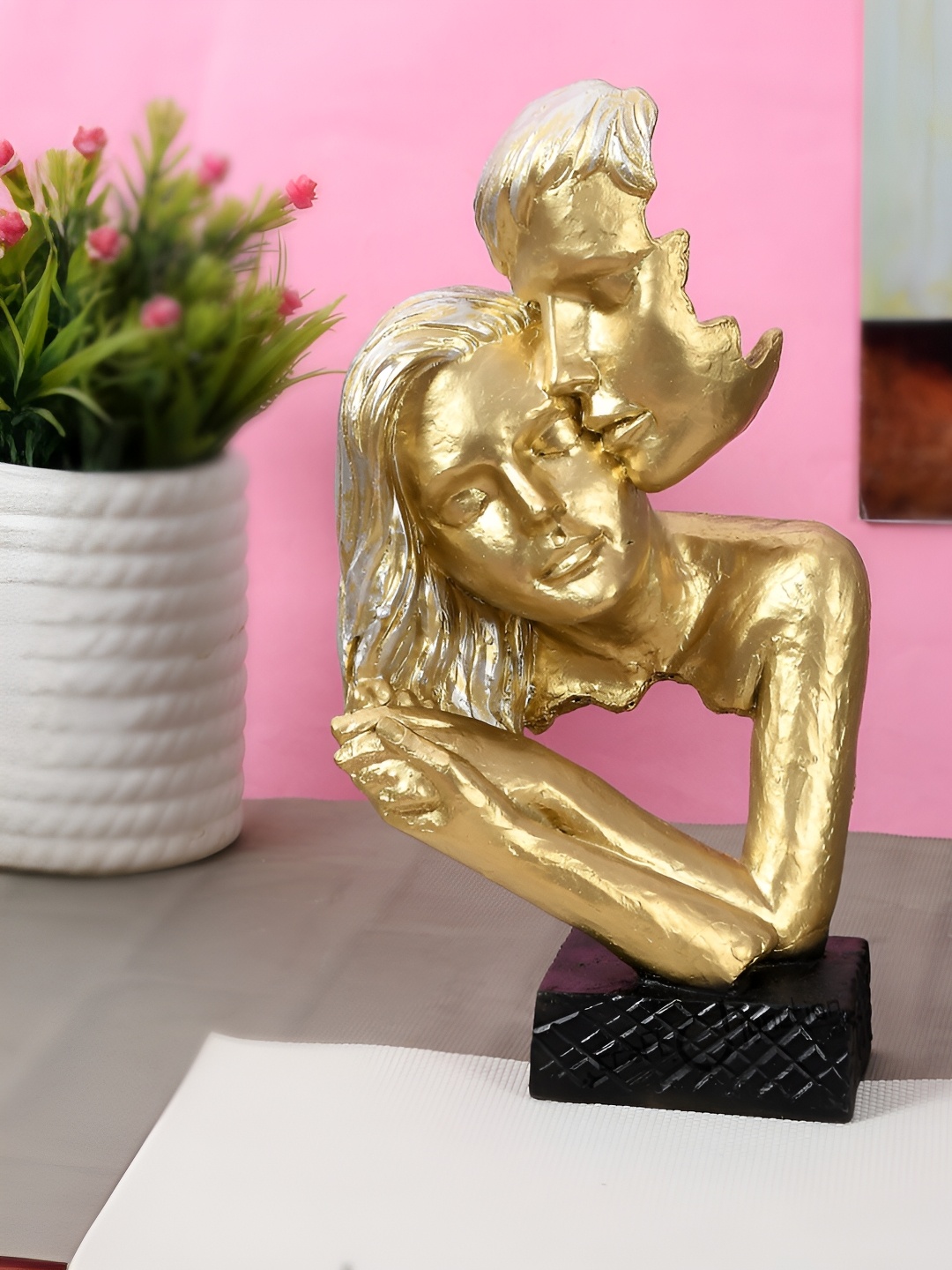 

Craft Junction Gold-Toned Romantic Couple Showpieces