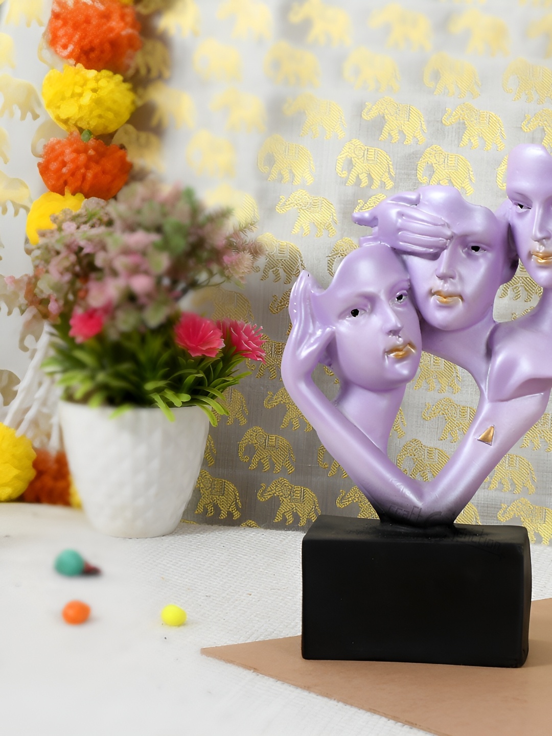 

Craft Junction Purple & Black Polyresin Figurine Small Showpiece