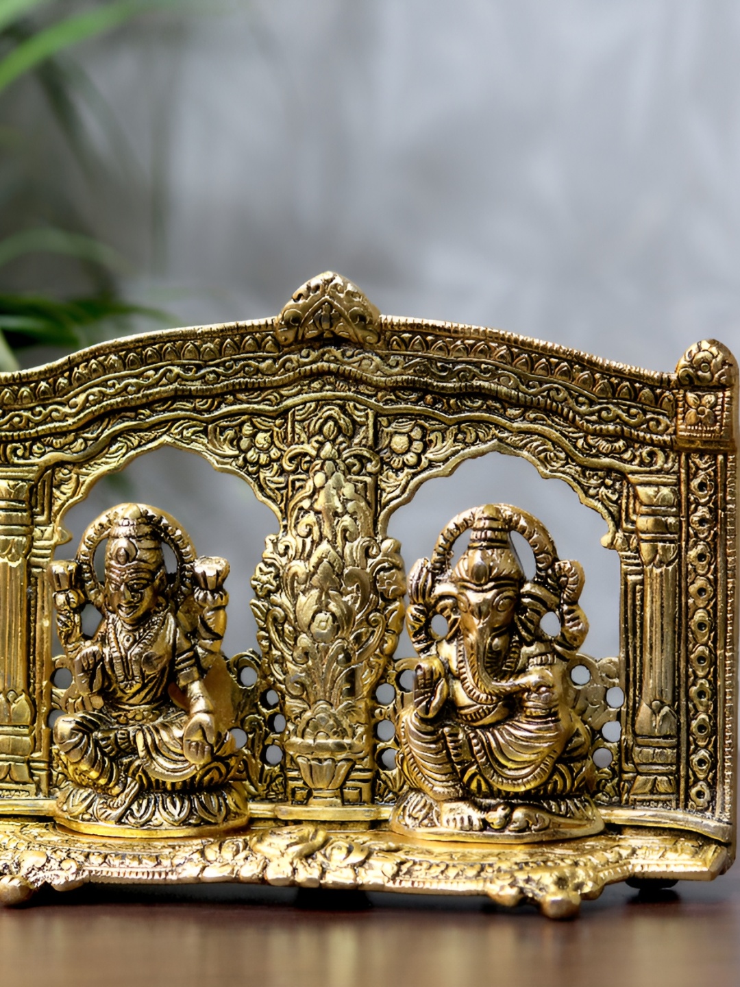 

Craft Junction Gold-Toned Brass Decorative Showpiece