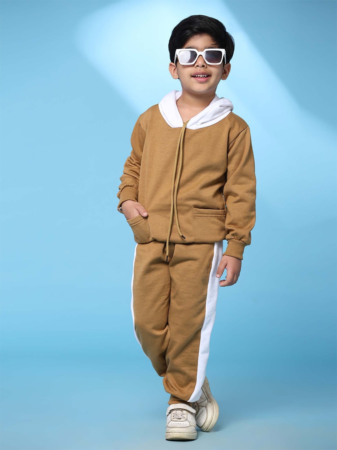 

Ameeha Boys Hooded Long Sleeves T-shirt With Trousers, Brown