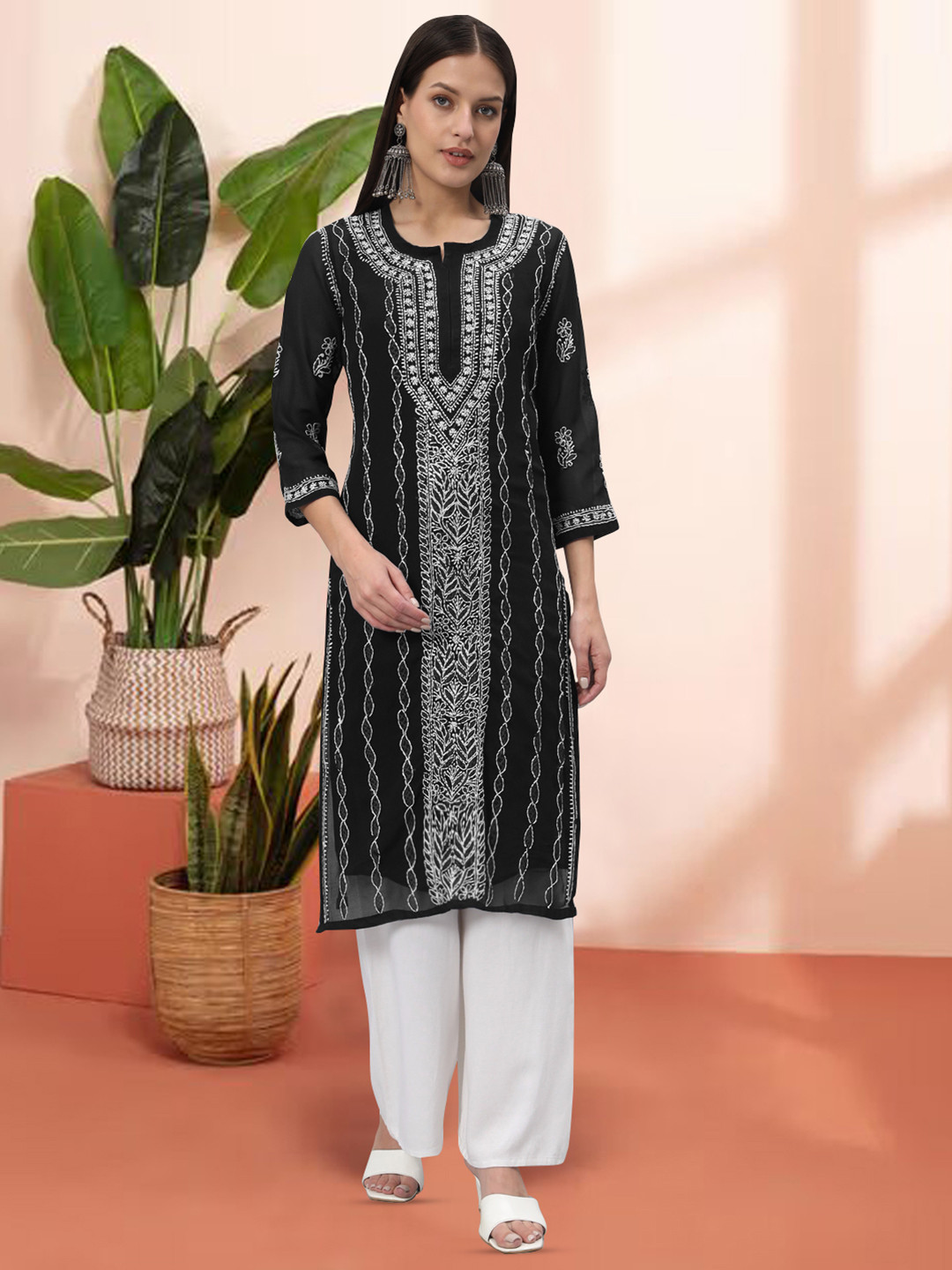 

PARAMOUNT CHIKAN Women Embroidered Lucknowi Chikankari Georgette Kurta, Black