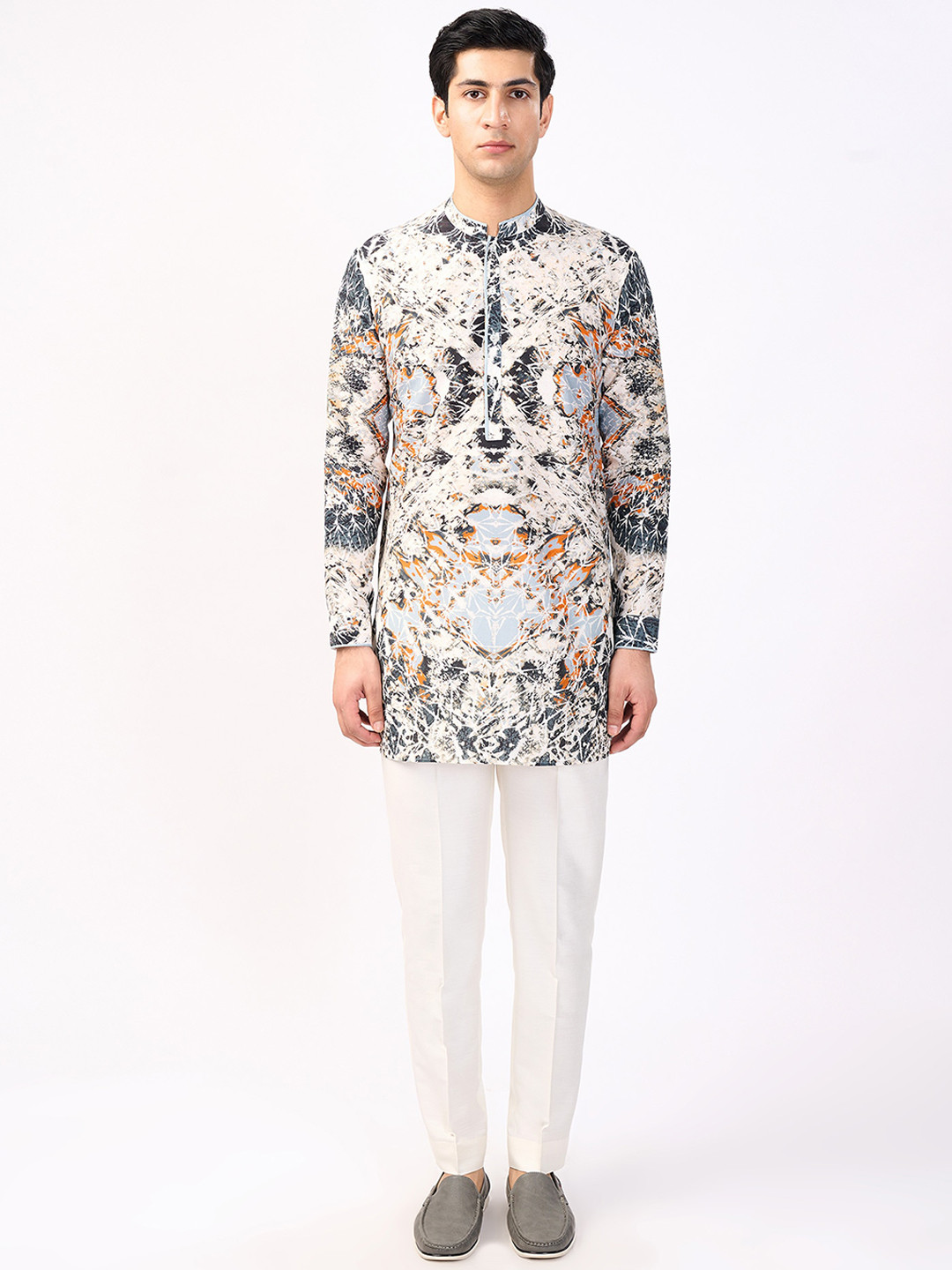 

Rohit Gandhi + Rahul Khanna Glacier Glitch Abstract Printed Mandarin Collar Kurta, White