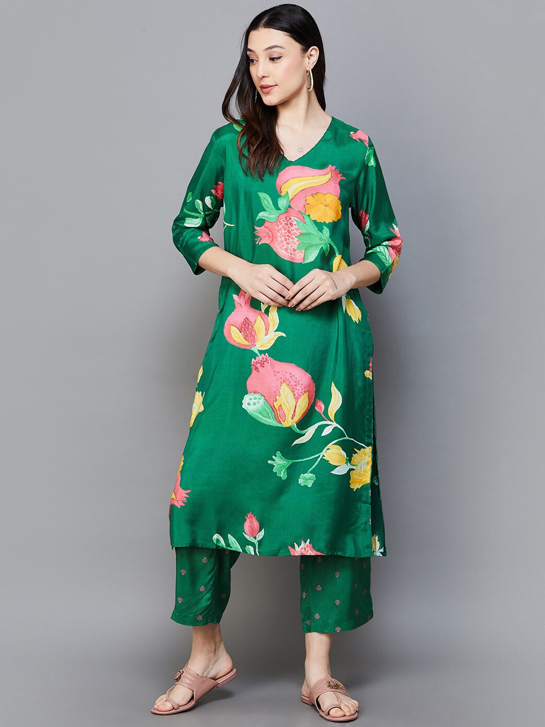 

Melange by Lifestyle Floral Printed Straight Kurta with Pyjamas, Green