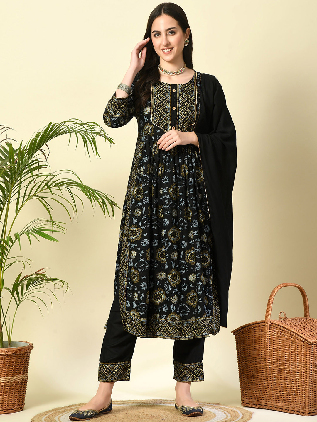 

JAYLEEN Floral Printed Gotta Patti Straight Kurta with Trousers & Dupatta, Black