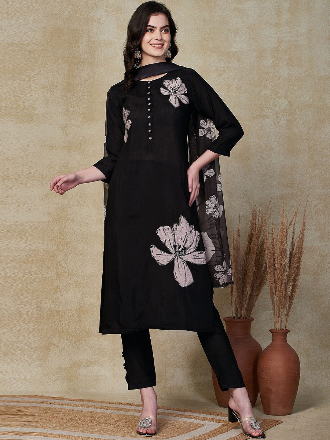 

FASHOR Floral Embroidered Regular Beads and Stones Straight Kurta & Trousers & Dupatta, Black