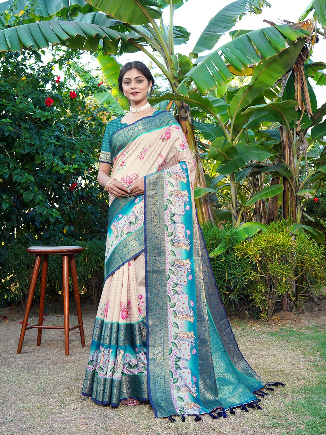 

JUST FASHION Floral Printed Zari Banarasi Saree, Cream