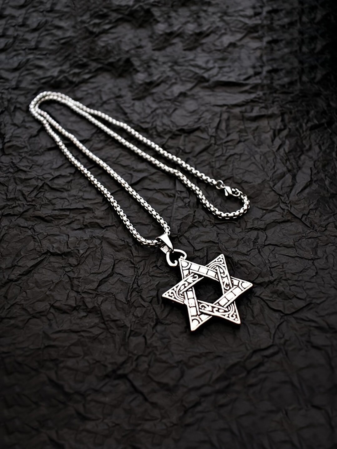 

VAGHBHATT Men Silver-Plated Hexagram Pendant & Chain
