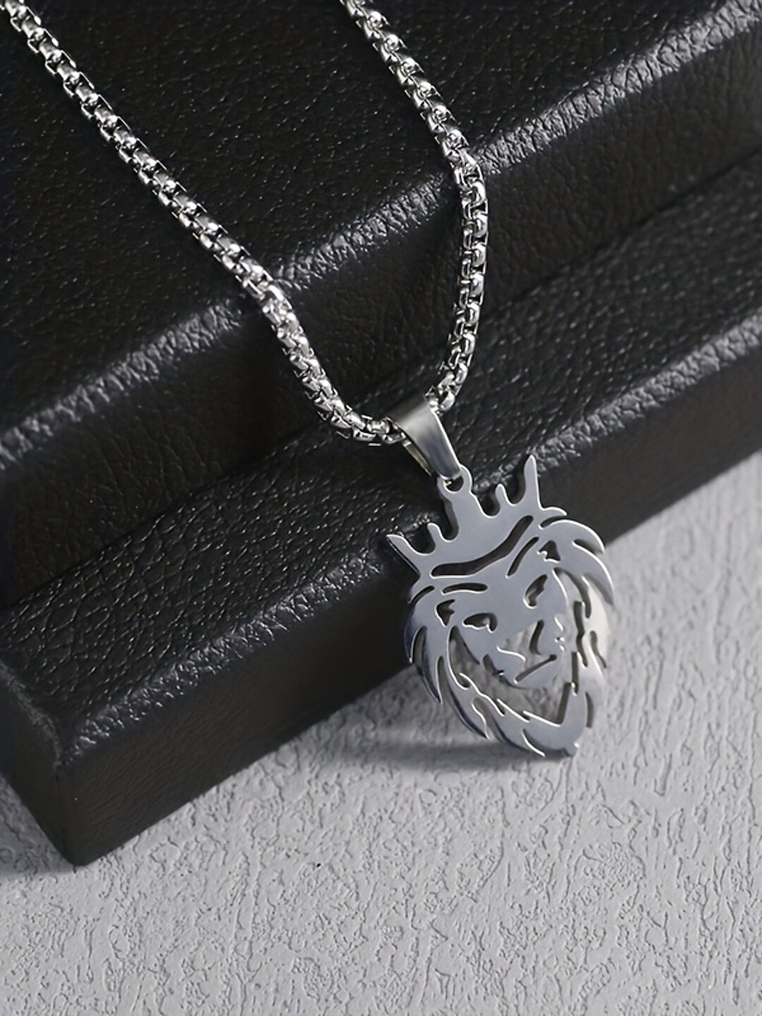 

VAGHBHATT Men Silver-Plated Lion Head Pendant & Chain
