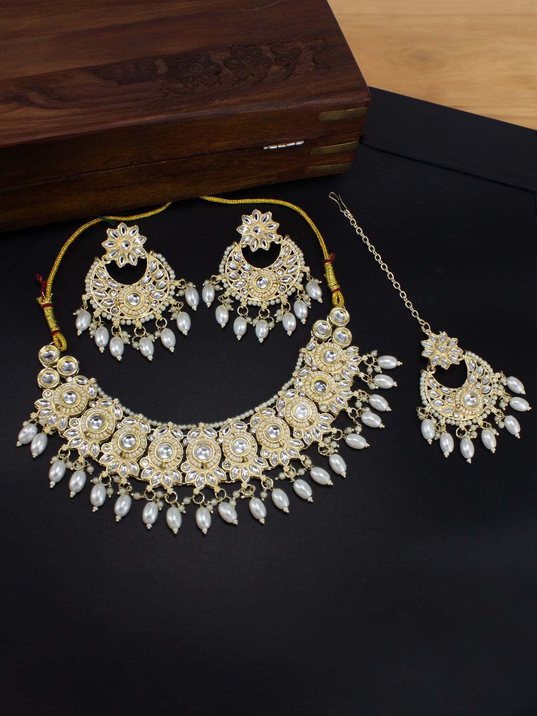 

PRIVIU Gold-Plated Pearl-Studded & Kundan-Beaded Jewellery Set