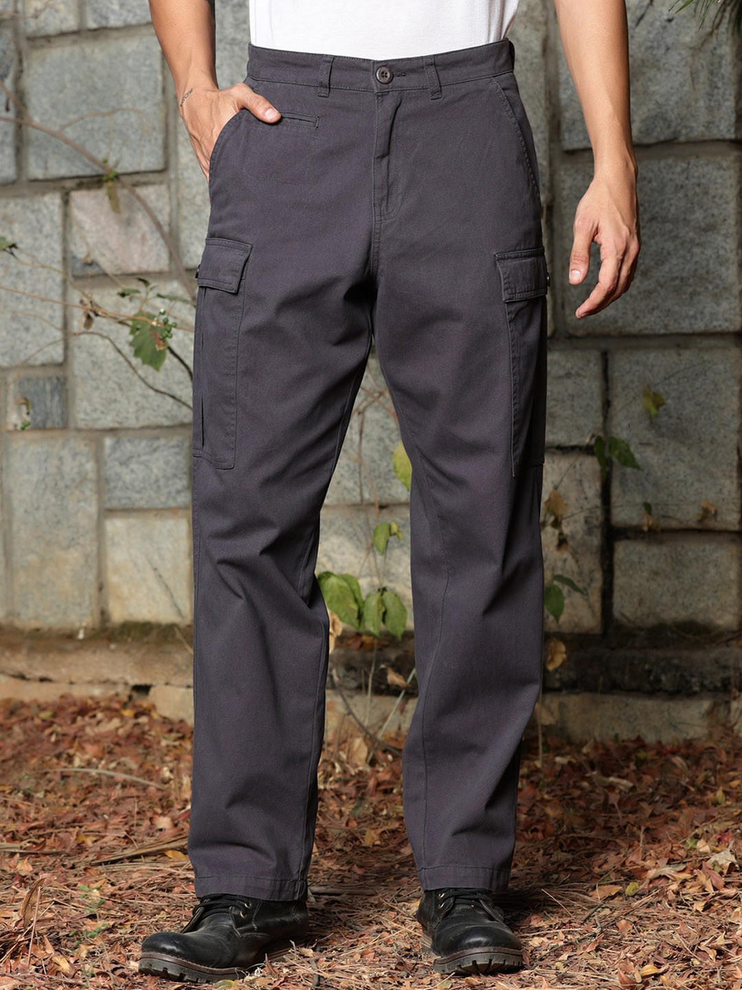 

The Roadster Lifestyle Co Men Pure Cotton Loos-fit Cotton Mid-Rise Trousers, Grey