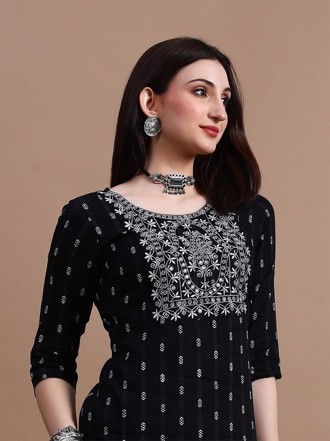 

GLOWWORLD Floral Embroidered Straight Kurta, Black