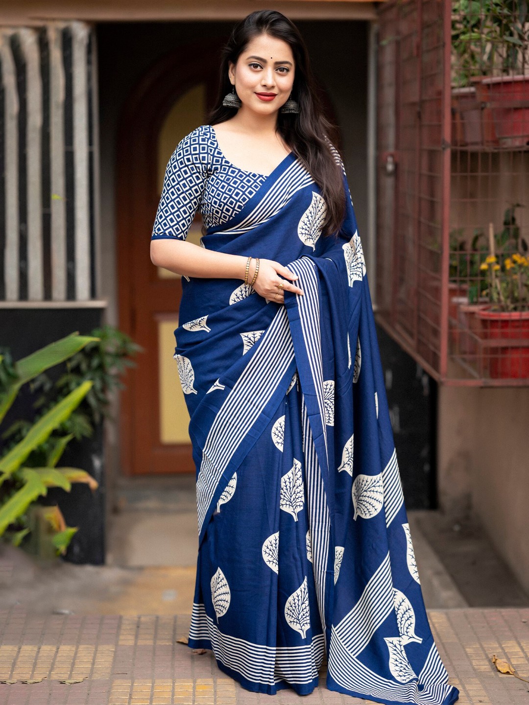 

Mitera Floral Printed Saree, Blue