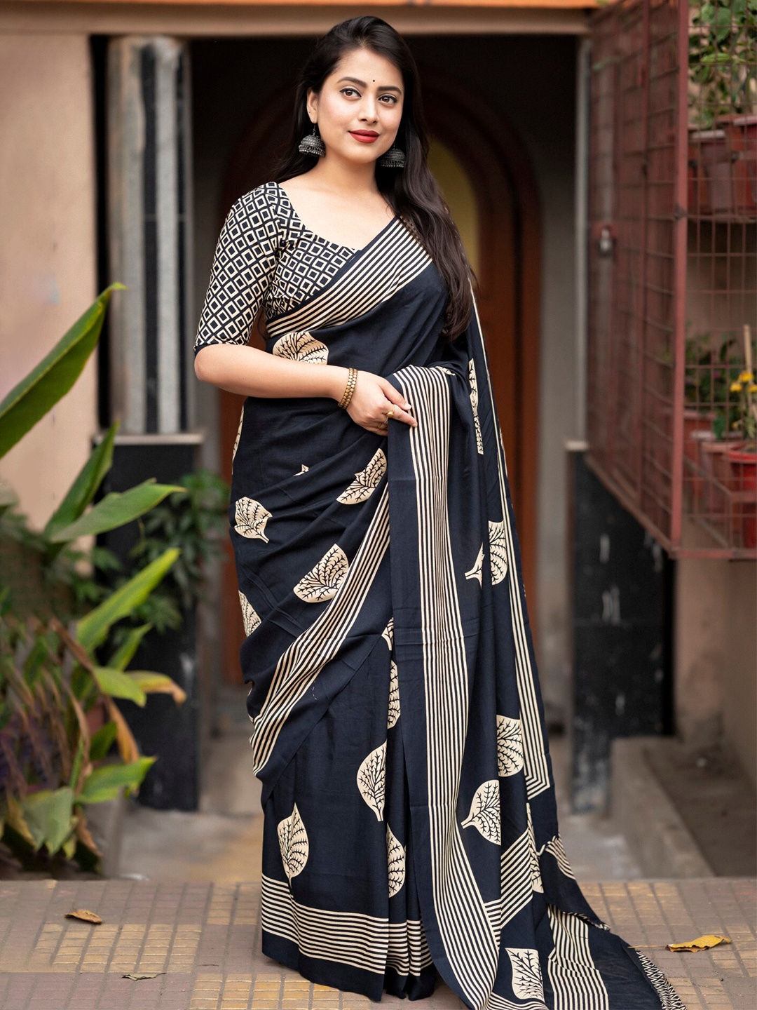 

Mitera Ethnic Motifs Printed Saree, Black