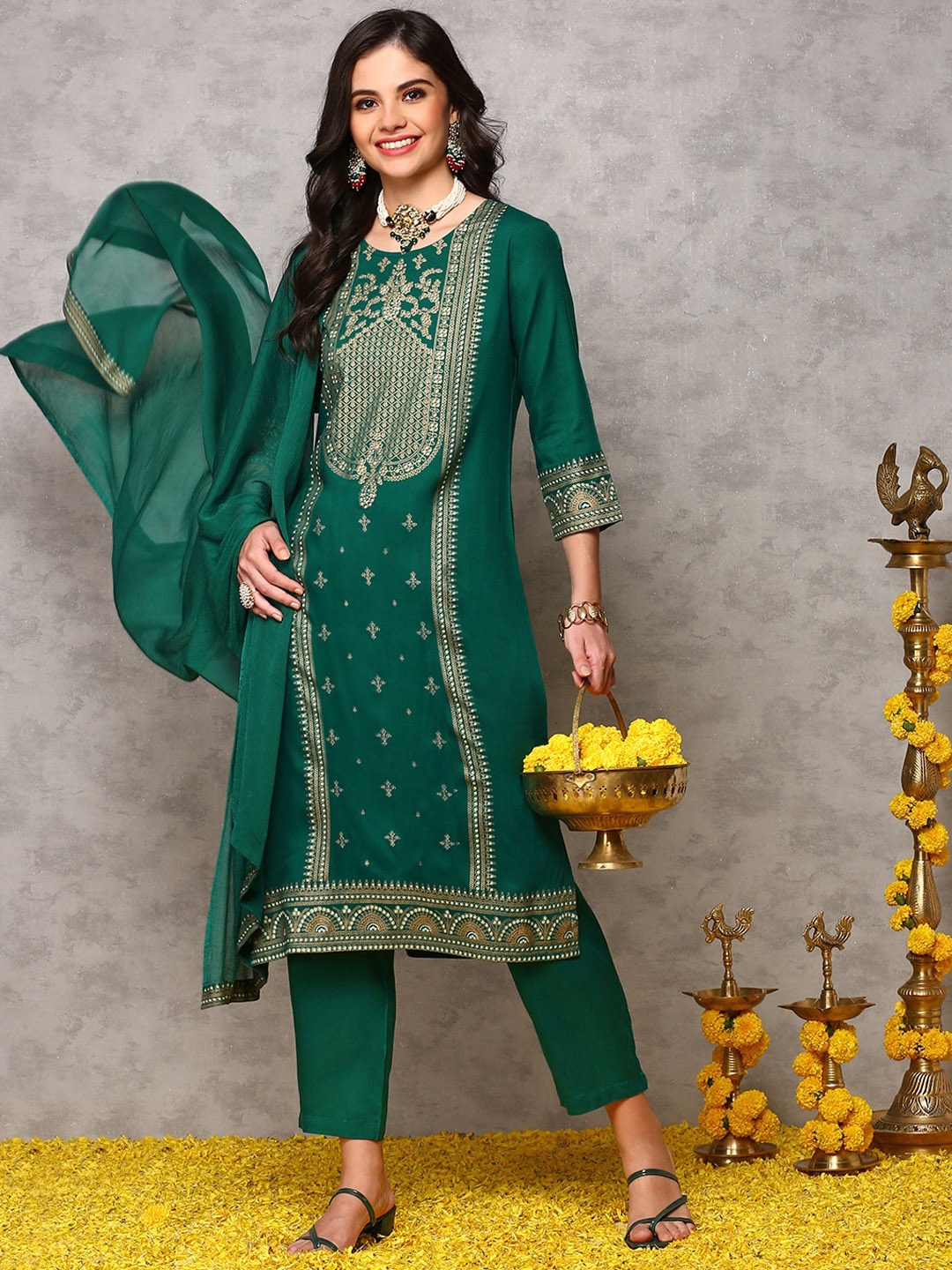 

Ishin Floral Round Neck Three-Quarter Sleeves Thread Work Kurta Set, Green