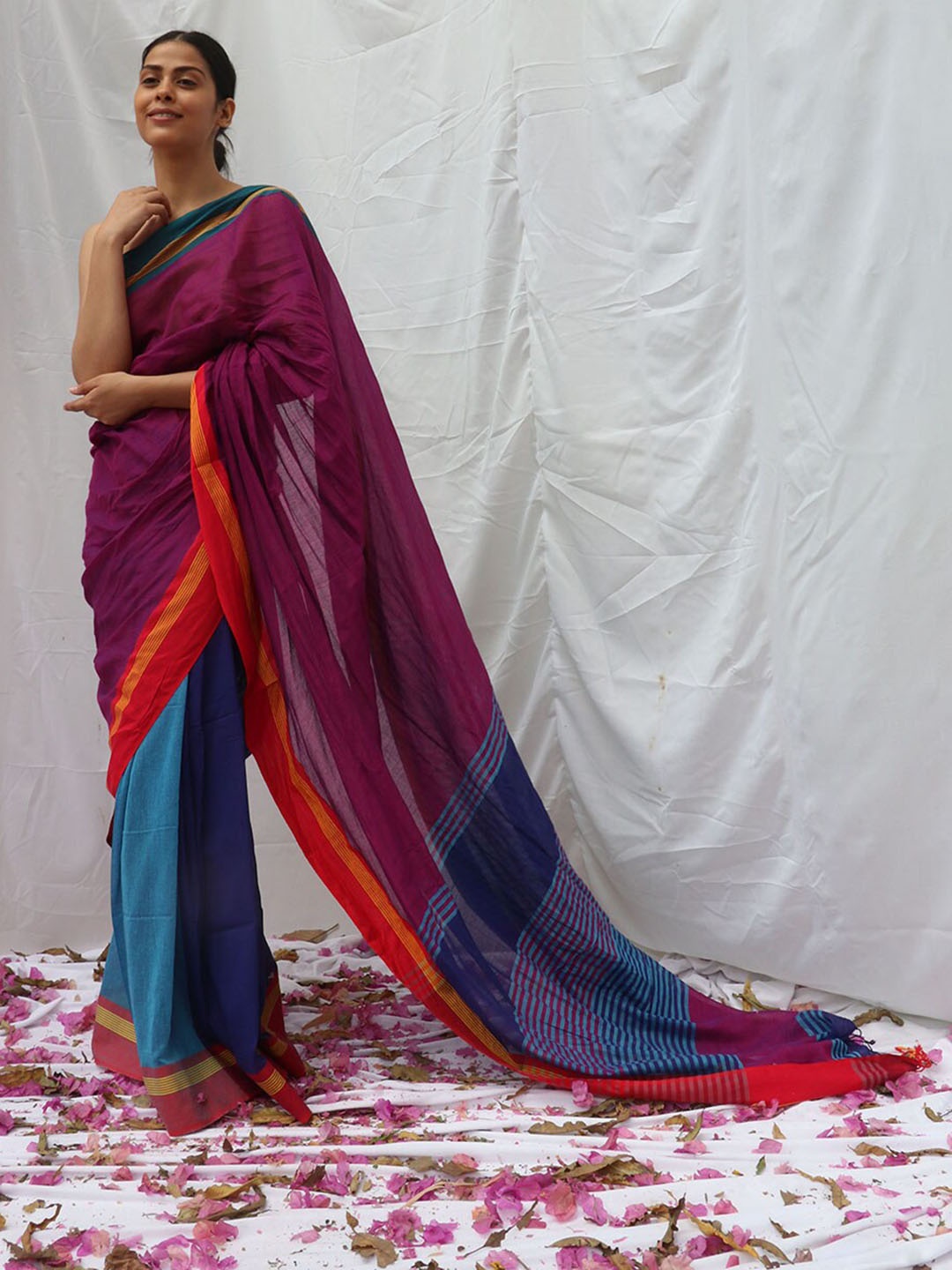 

Chidiyaa Woven Design Colourblocked Saree, Blue