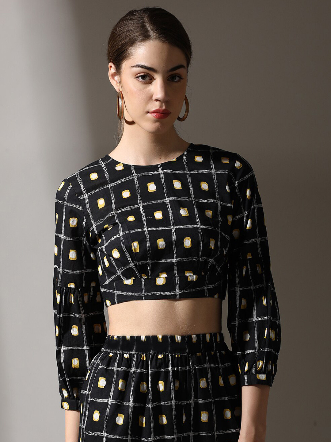 

Dora Dori Abstract Printed Pure Cotton Round Neck Cuffed Sleeves Crop Top, Black