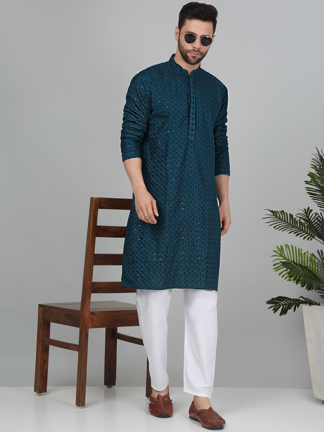 

KRAFT INDIA Mandarin Collar Ethnic Motifs Embroidered Regular Kurta with Pyjamas, Green