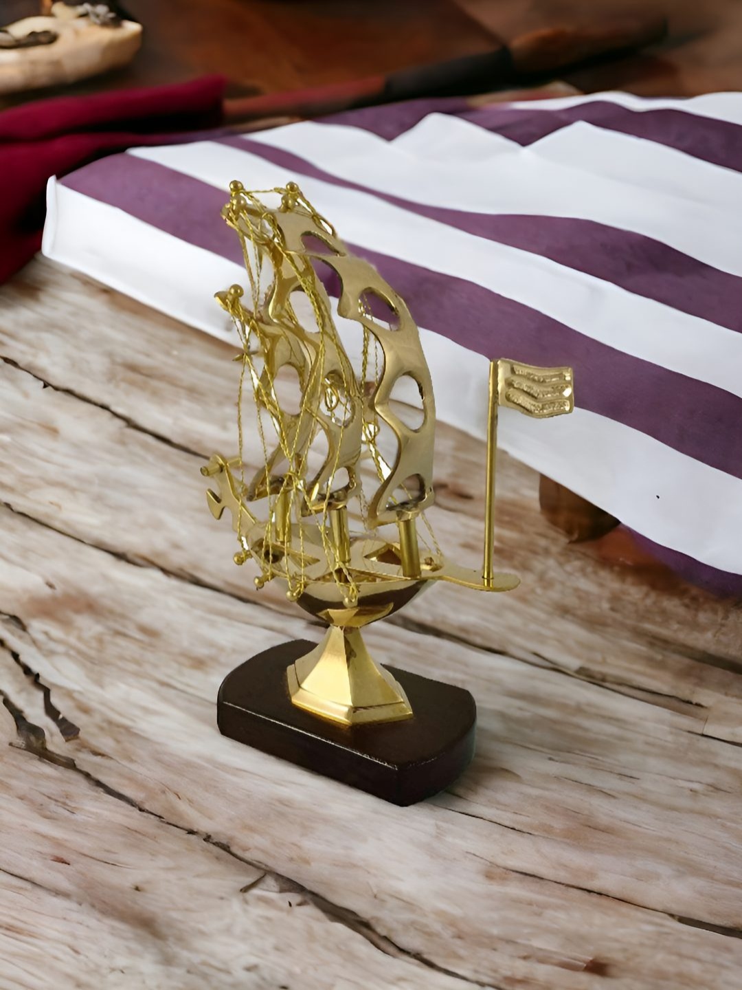 

Extreme Karigari Black Brass Boat Shaped Showpiece, Gold