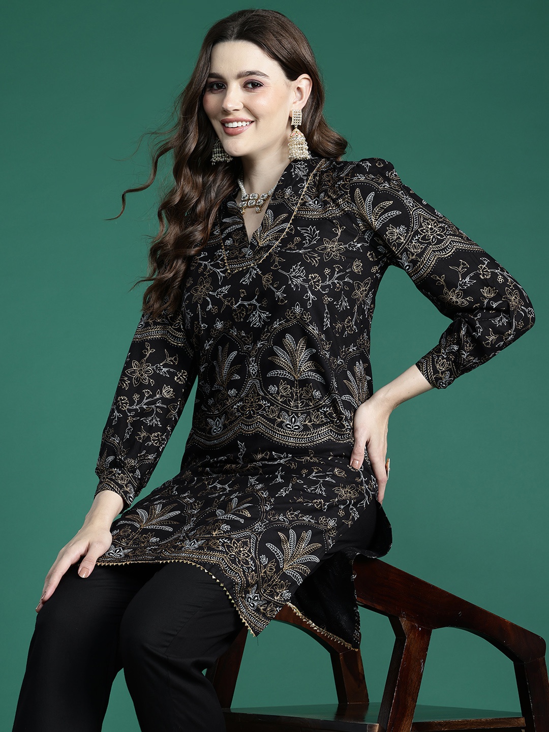 

Sangria Floral Printed V-Neck Cuffed Sleeves Regular Gotta Patti Kurta with Trousers, Black