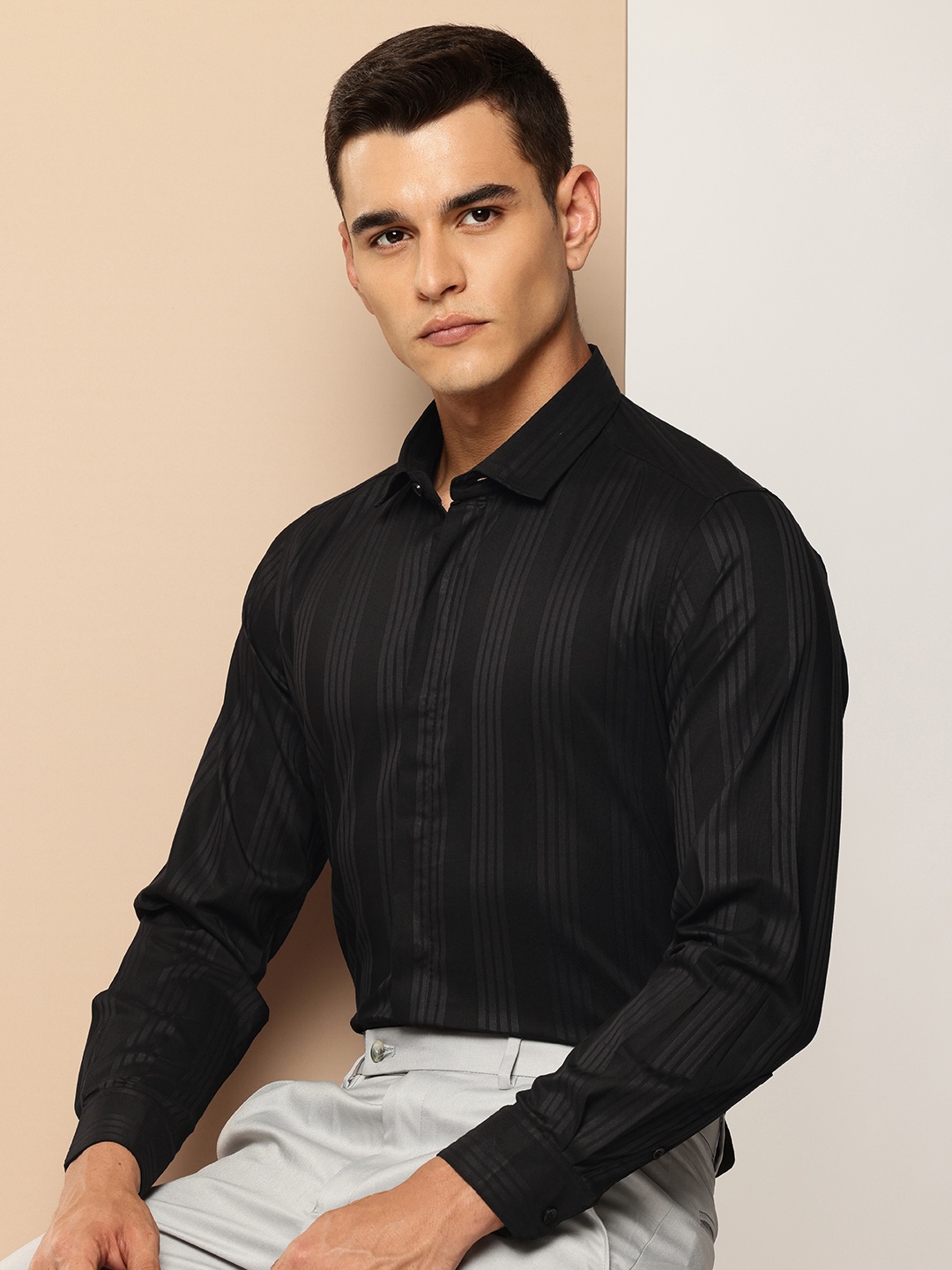 

INVICTUS Vertical Stripes Formal Shirt, Black