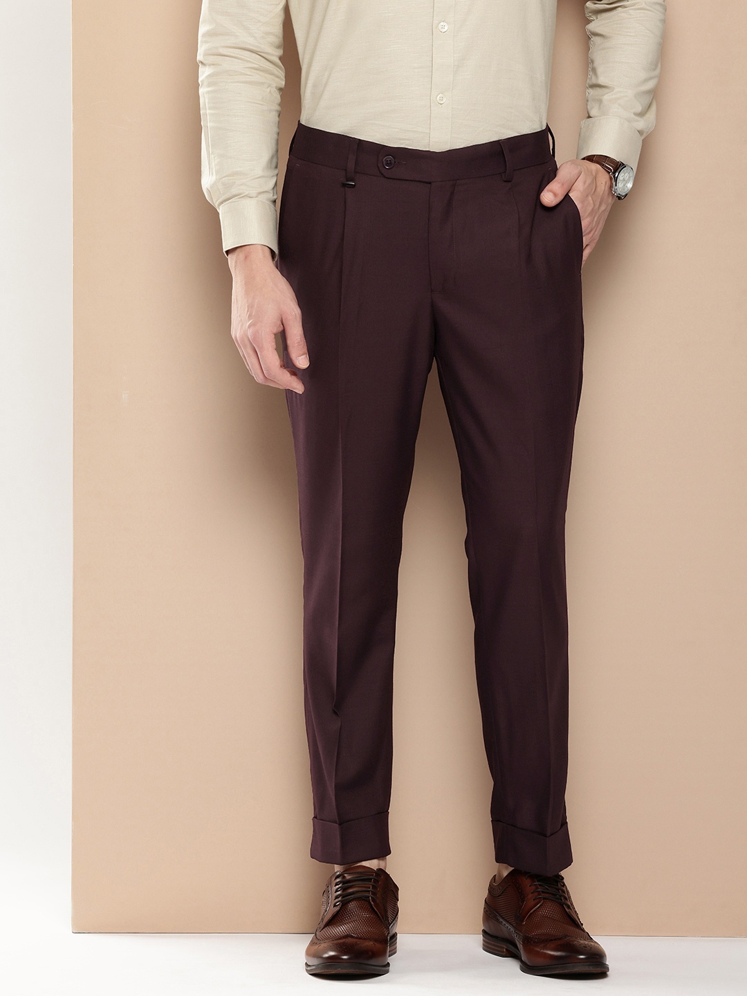 

INVICTUS Men Slim Fit Pleated Trousers, Burgundy