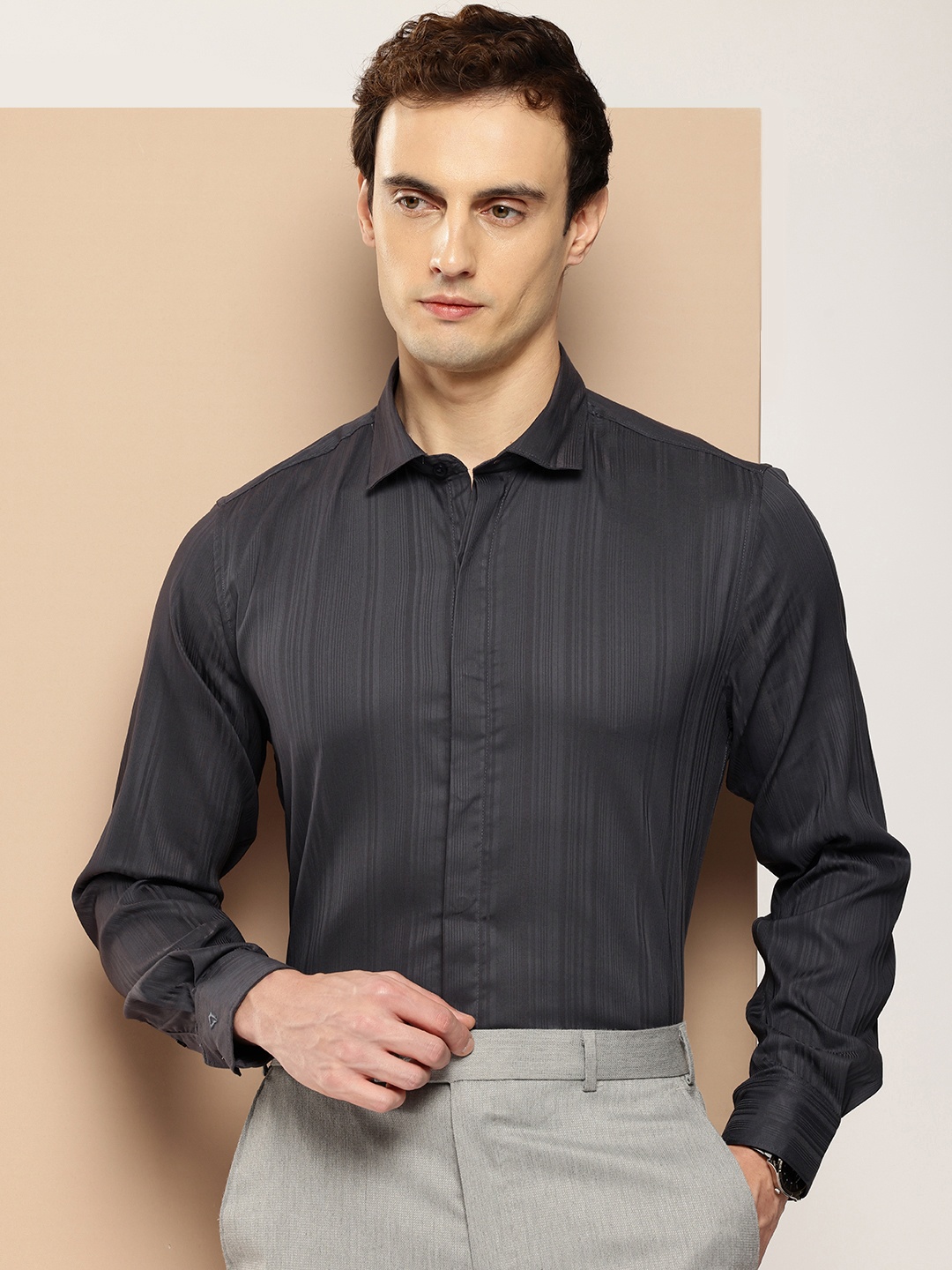 

INVICTUS Self Vertical Striped Opaque Semiformal Shirt, Grey