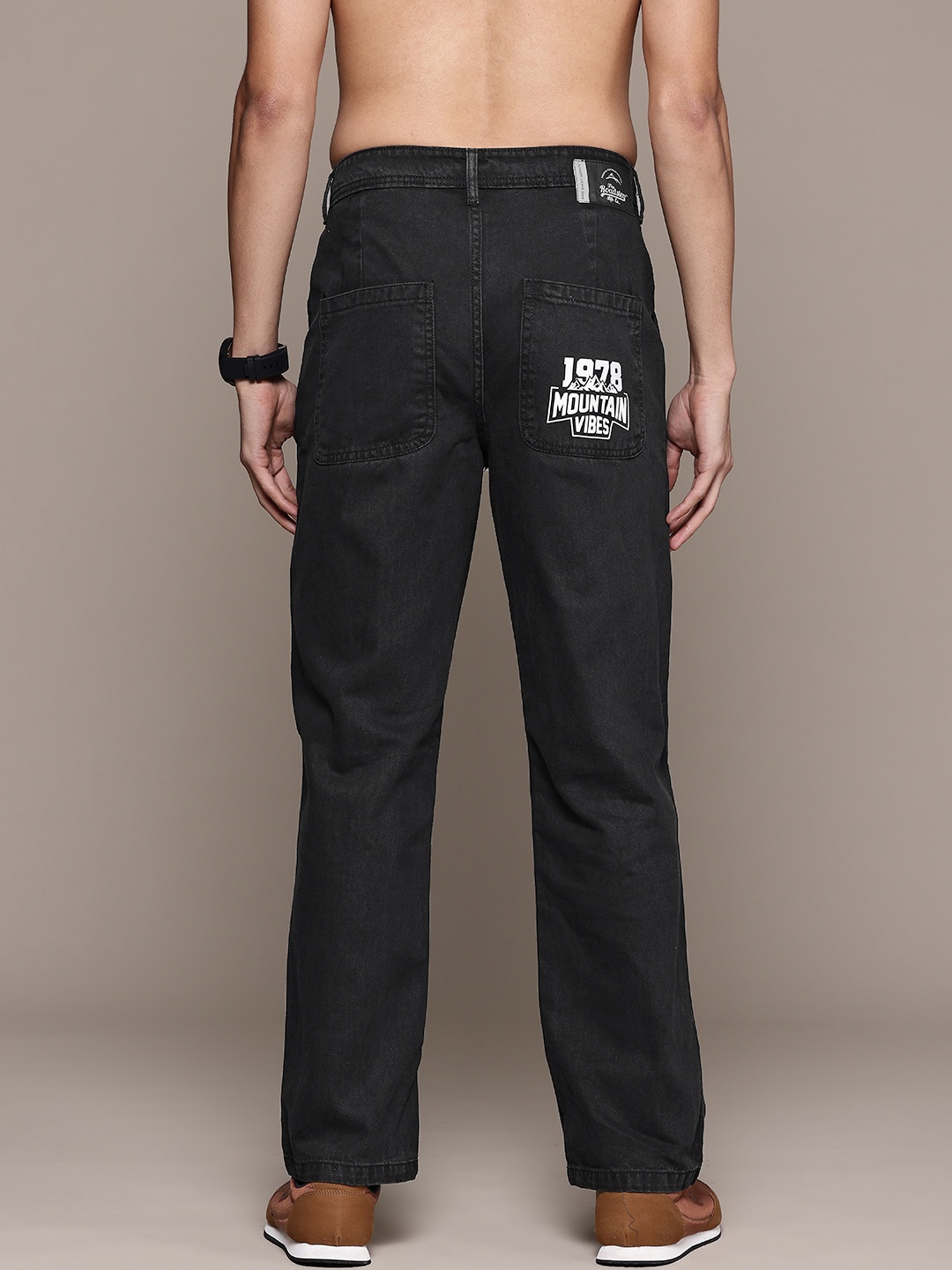 

The Roadster Lifestyle Co. Men Straight Fit Jeans, Charcoal