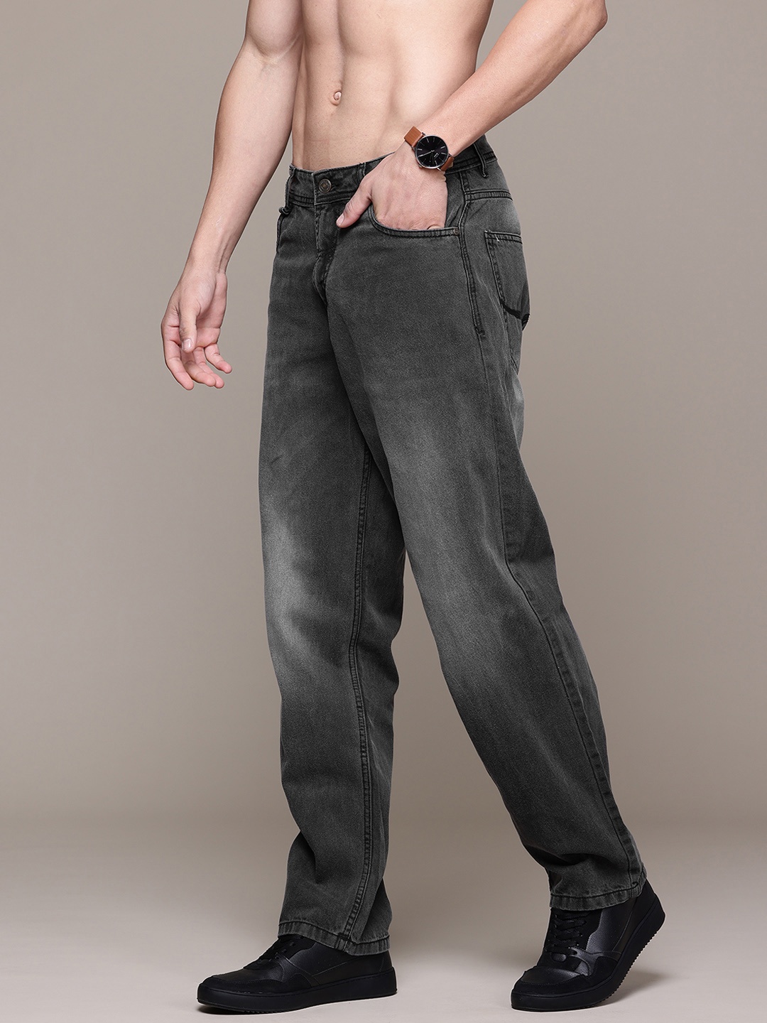 

The Roadster Lifestyle Co. Men Light Fade Straight Fit Jeans, Charcoal
